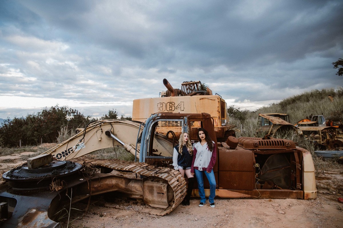 ensaio fotografico street em betim que a modelo está olhando para o fotografo em um local abandonado
