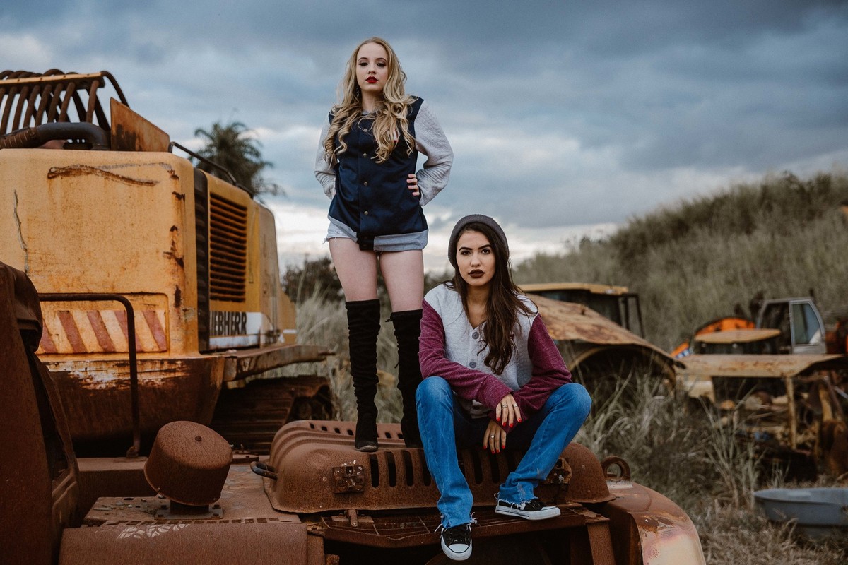 ensaio feminino com duas modelos em um local abandonado em betim
