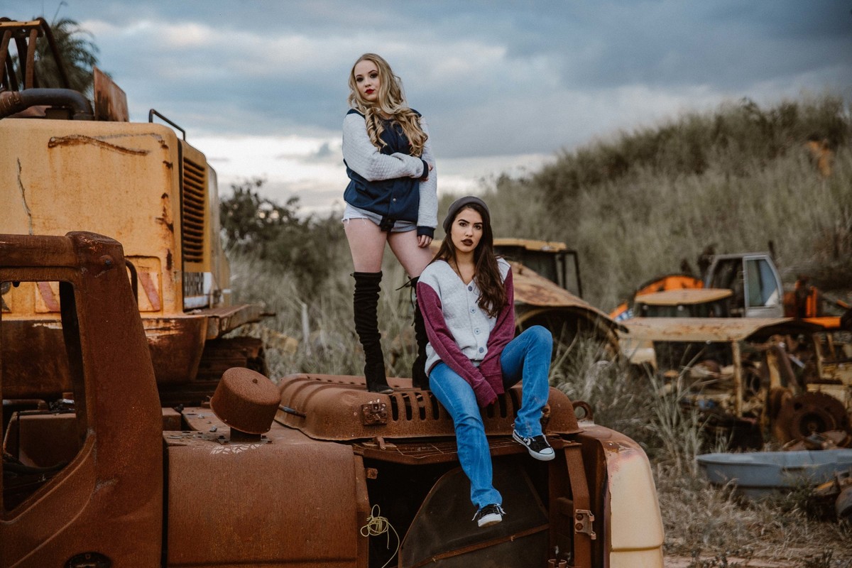 ensaio feminino em betim com duas modelos em que elas estão encima de um caminhão abandonado
