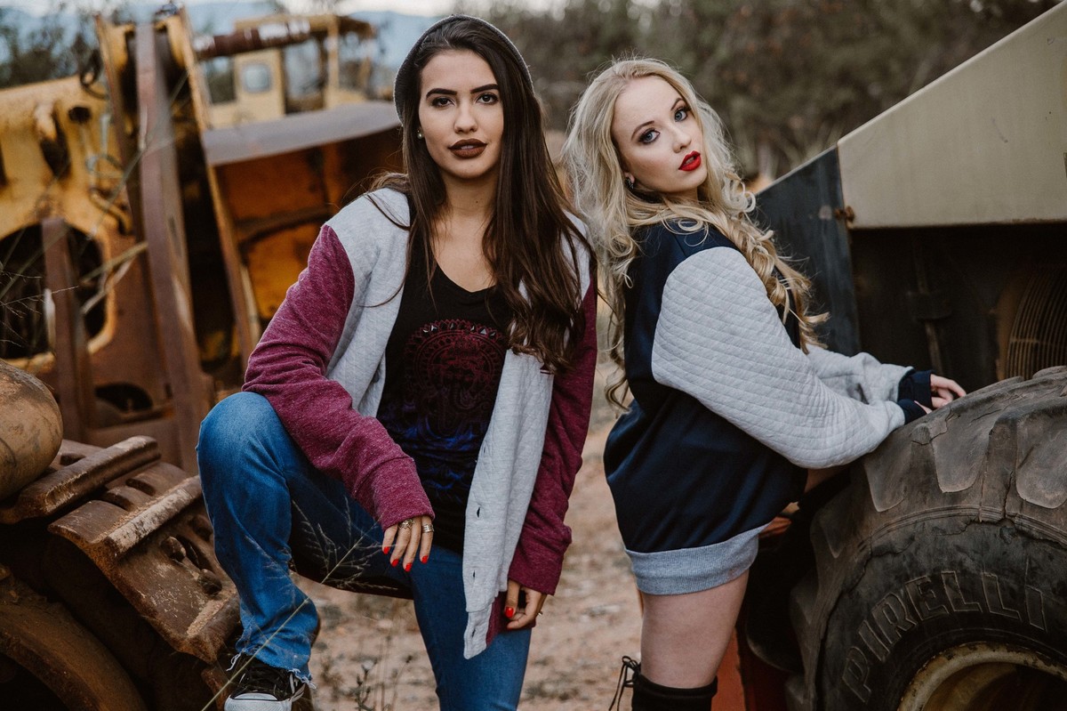 fotografia de amigas em um local abandonado em Betim