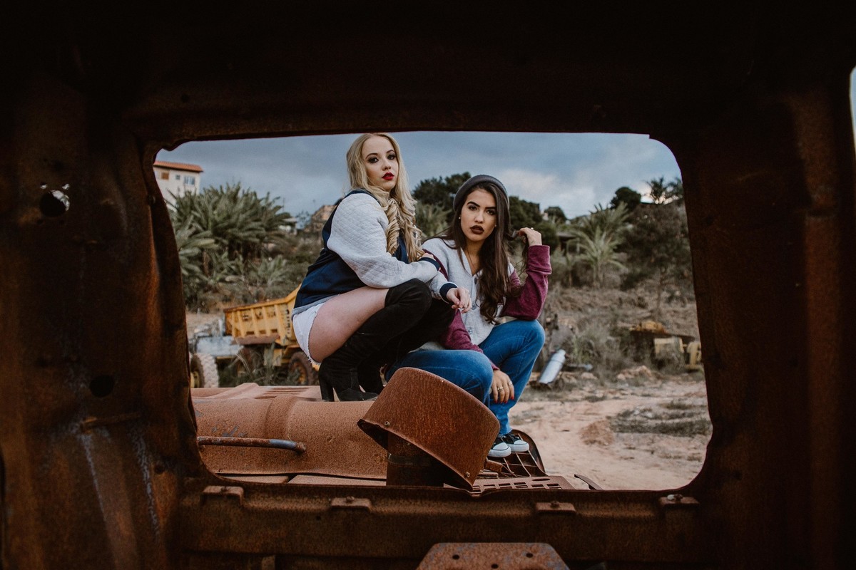 ensaio feminino criativo em que as modelos estão encima de um caminhão abandonado em betim