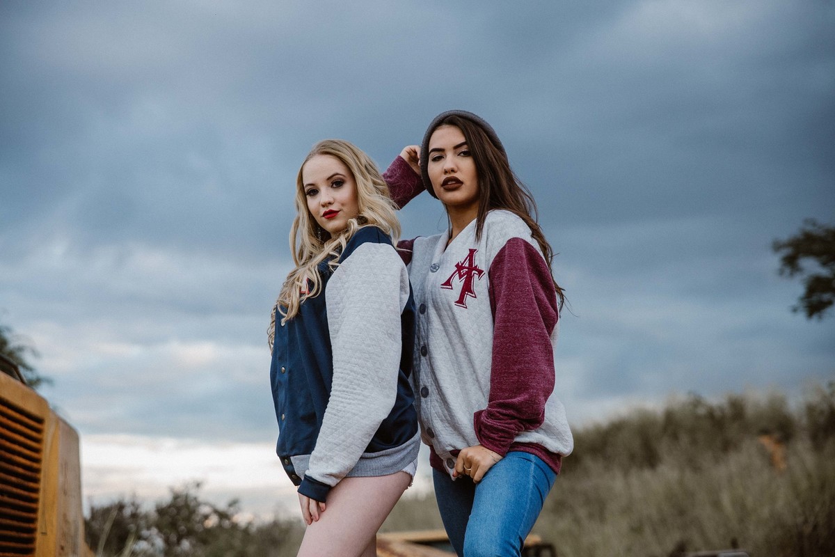 retratos femininos em que as modelos estão olhando para o fotografo