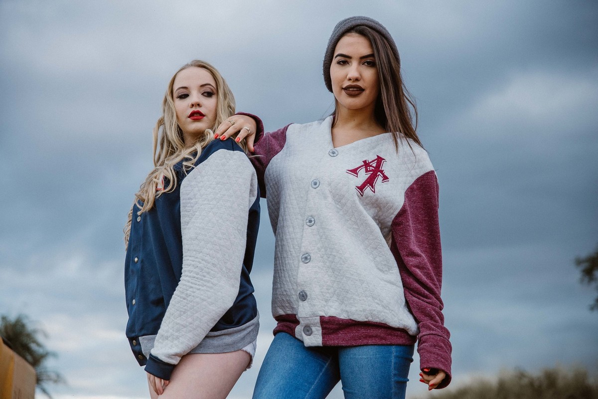 retratos femininos em que as modelos estão olhando para o fotografo profissional