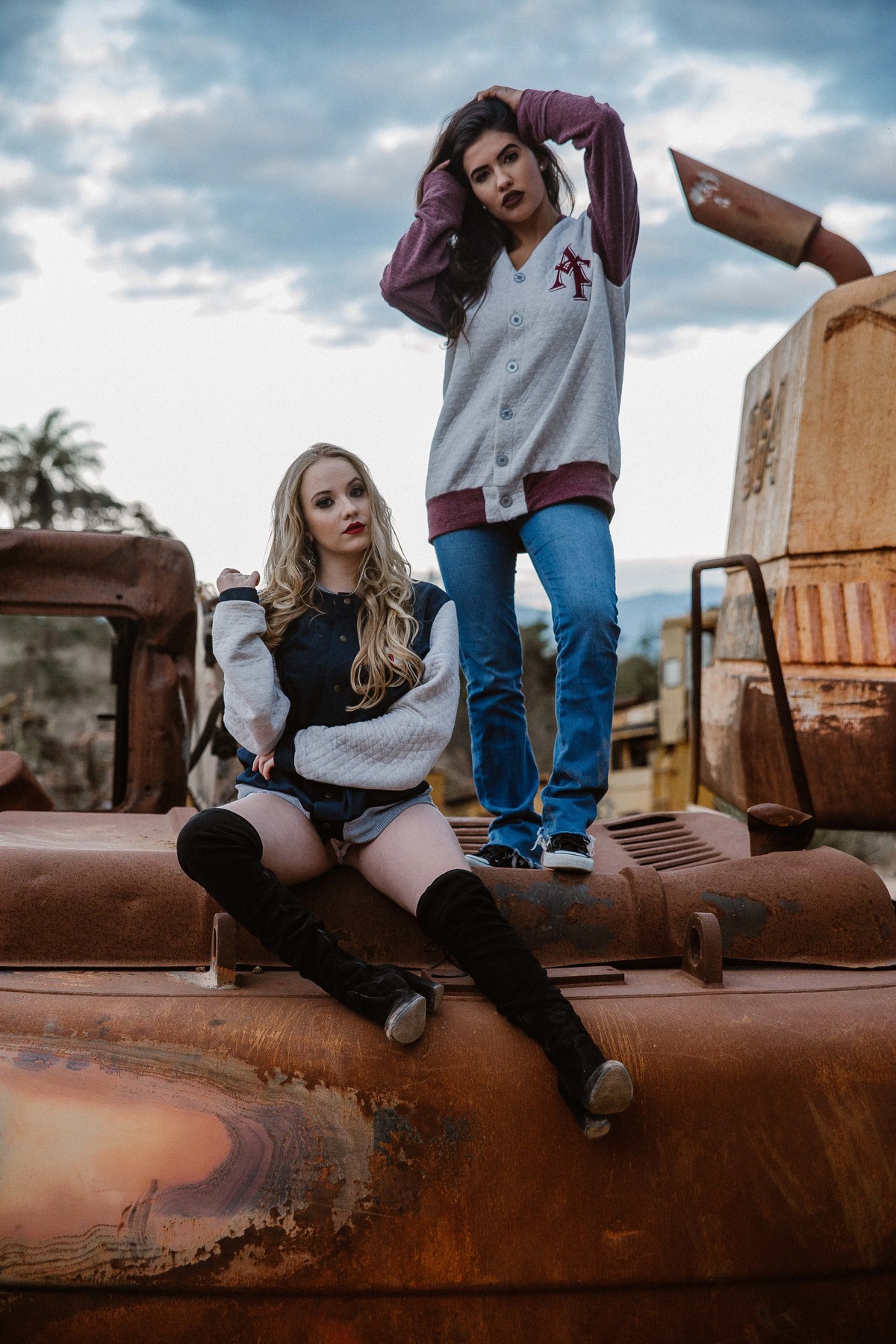 ensaio feminino com duas modelos em que estão olhando para o fotográfo