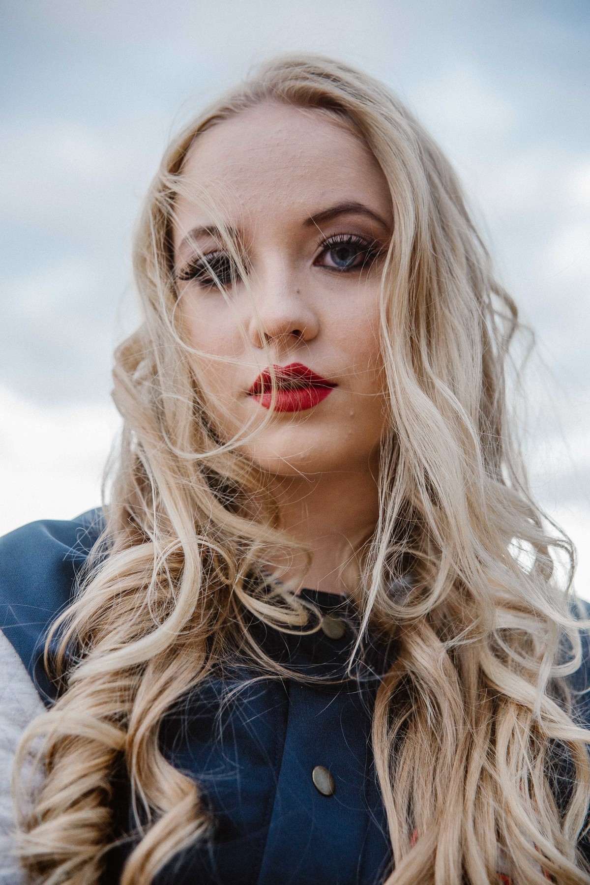 retrato criativo feminino em betim em que a modelo loira está olhando para o fotografo