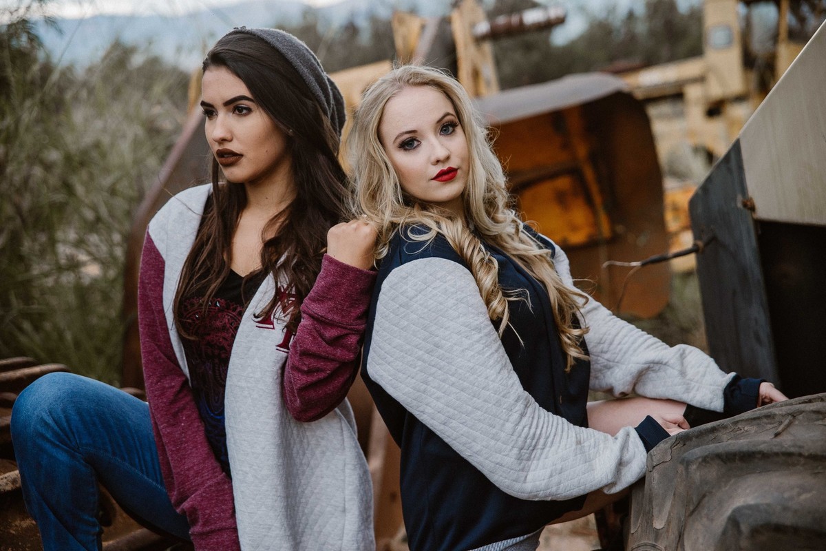 ensaios femininos em betim em que as modelos estão com blusas de baseball