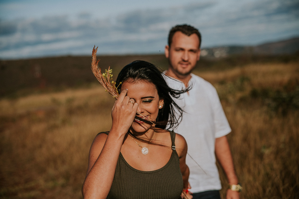 vendo jogando o cabelo da noiva para o lado enquanto ela caminha com o noivo 