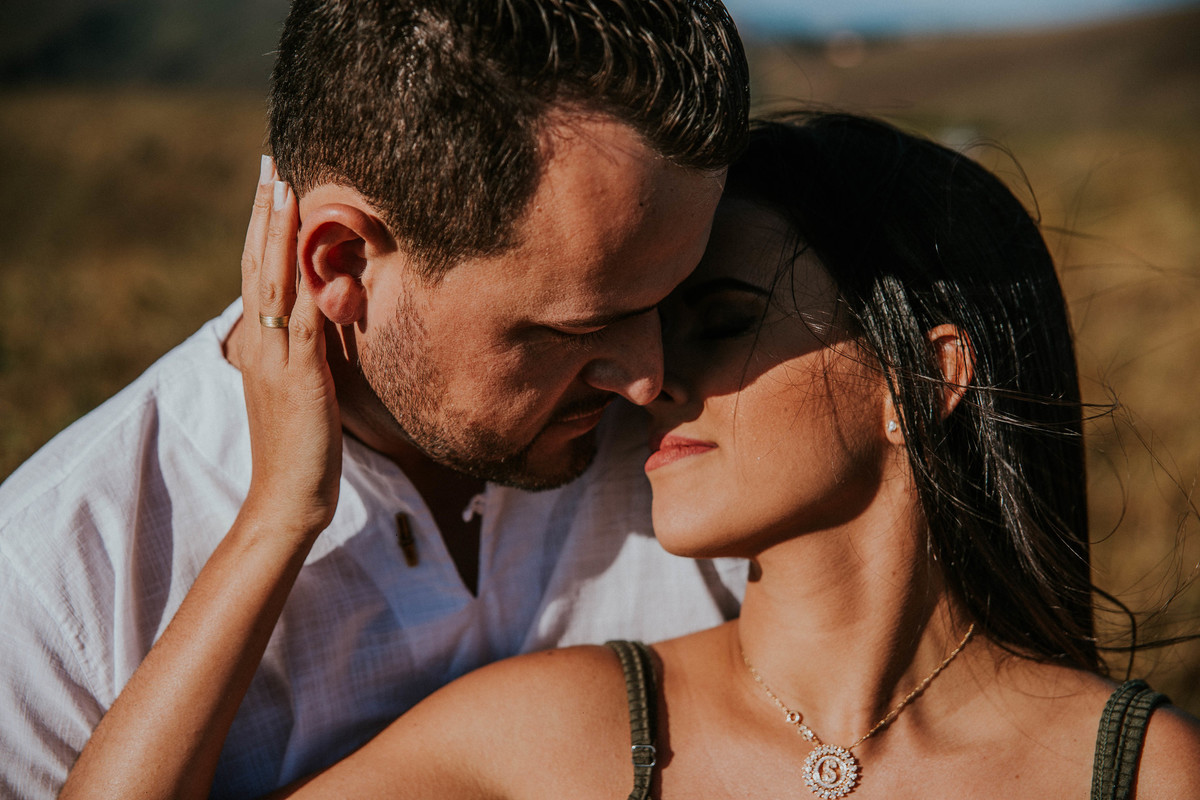 Ensaio de pré casamento na serra do rola moça no qual os noivos estão quase se beijando