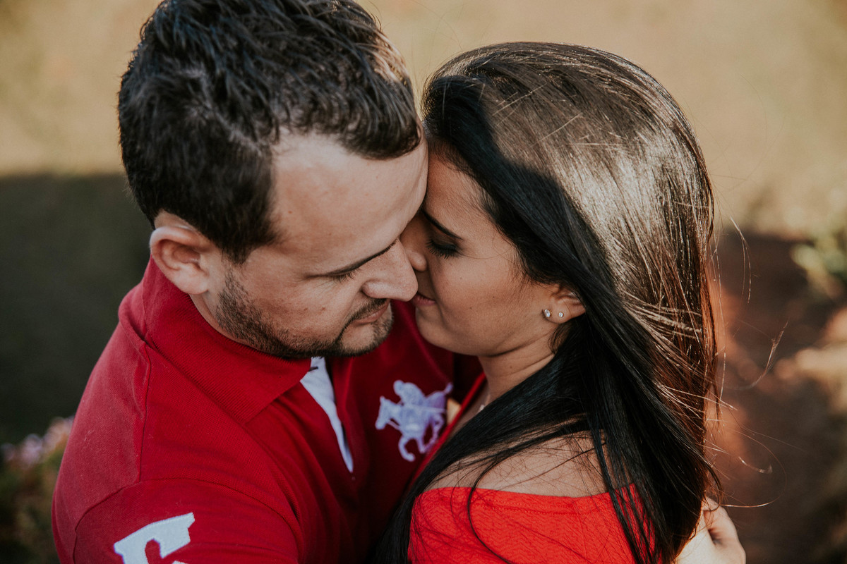 noivos se abraçando e quase se beijando em um ensaio de pré casamento em belo Horizonte
