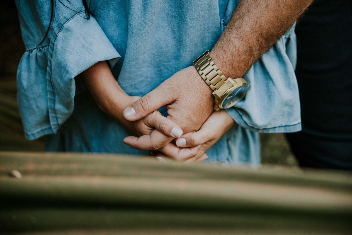 Detalhes de mãos dadas em um ensaio de pré casamento