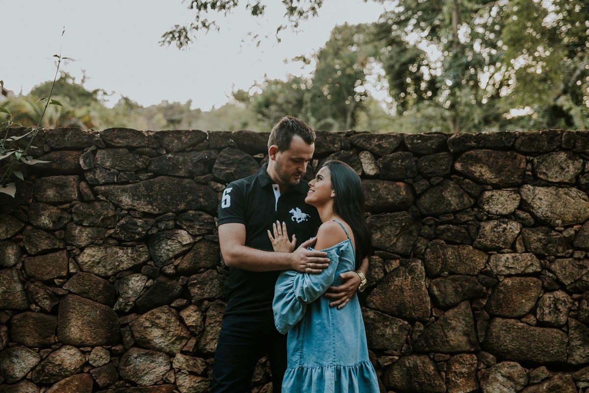 noivos abraçados em uma foto de inspiração para pré casamento