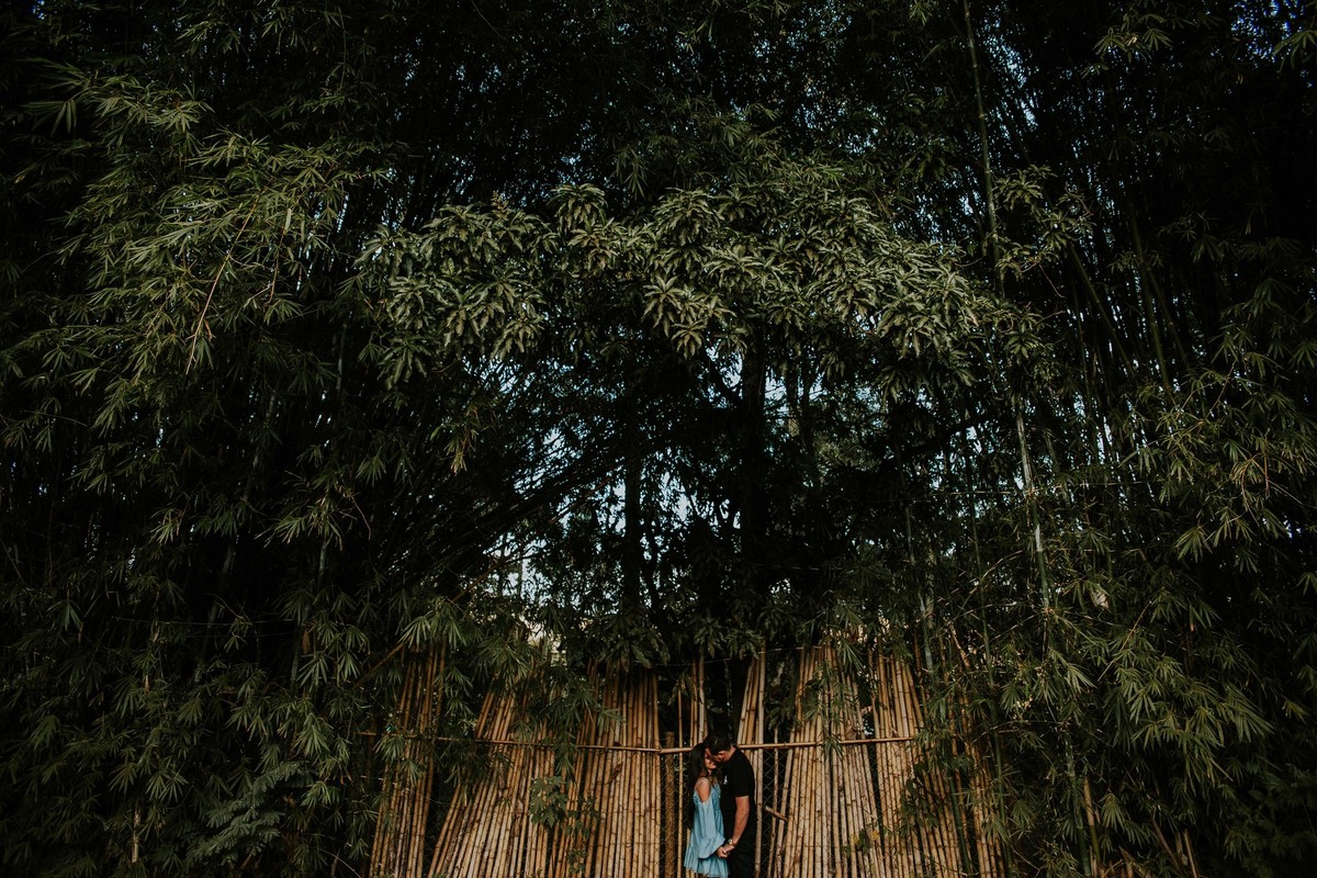 noivos se beijando em uma foto criativa de pré casamento na serra do rola moça em belo horizonte