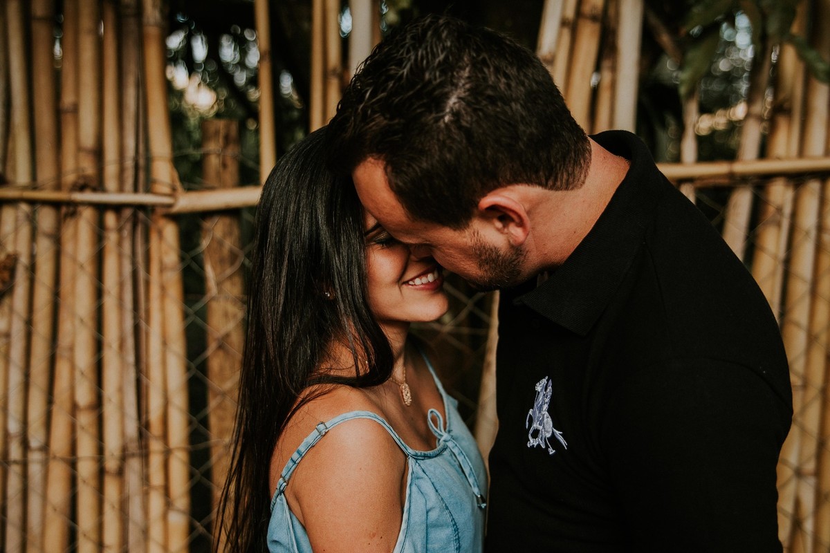 Noivos se beijando em uma fotografia espontânea de pré casamento em Belo Horizonte Minas Gerais