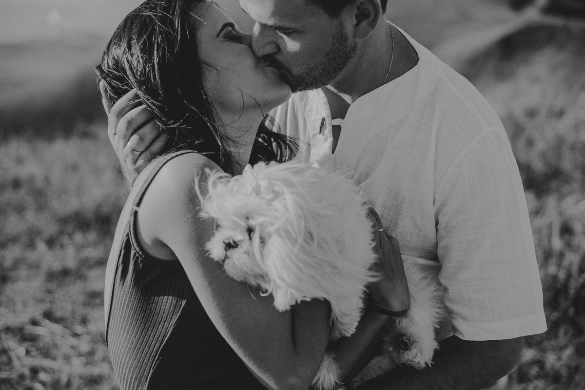 Noivos se beijando em uma fotografia preto e branca no pré casamento em belo horizonte