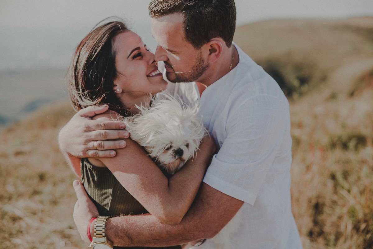 ensaio de pré casamento com bicho de estimação em belo horizonte na serra do rola moça