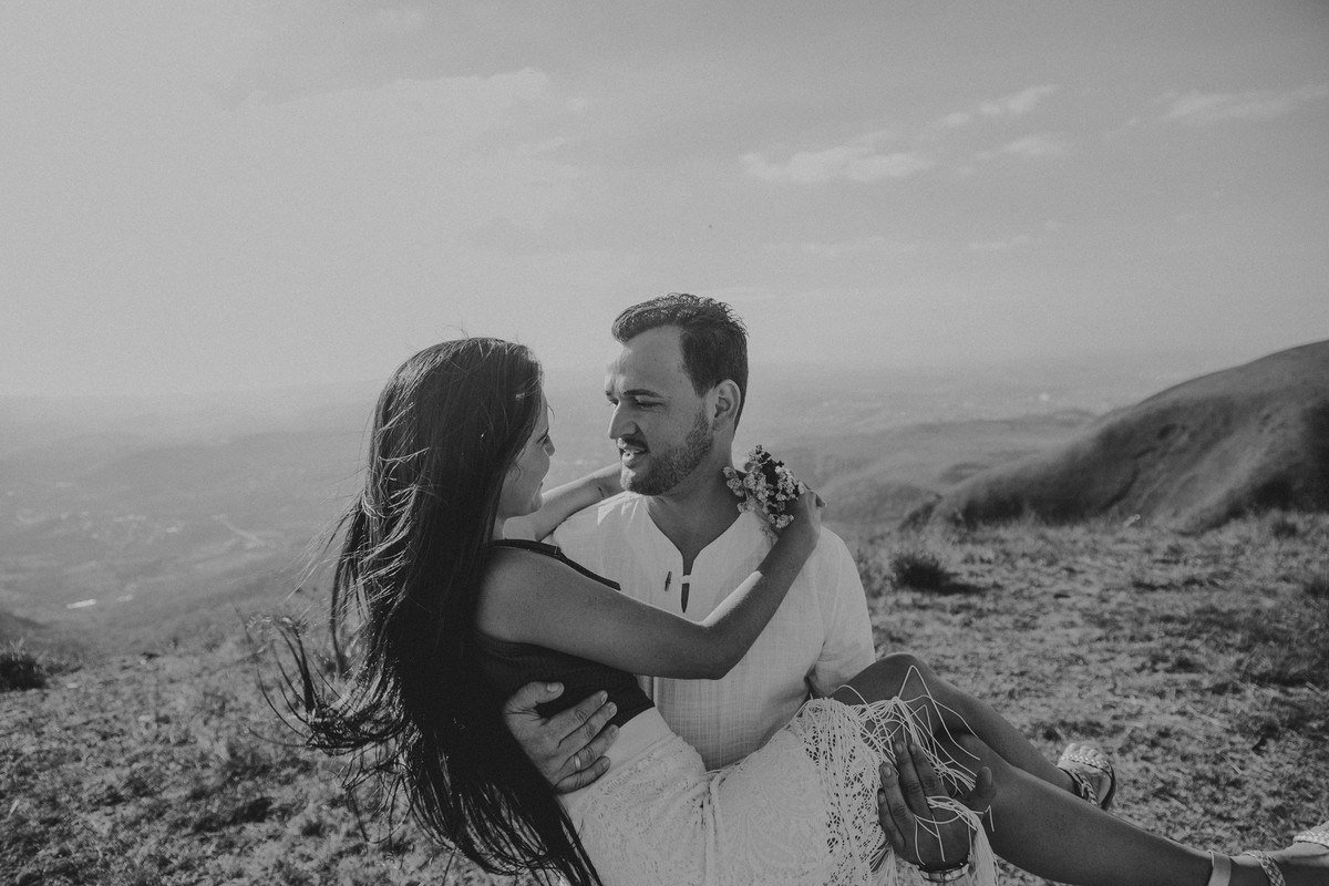 Noivo carregando a noiva no colo em um ensaio de pré casamento na serra do rola moça