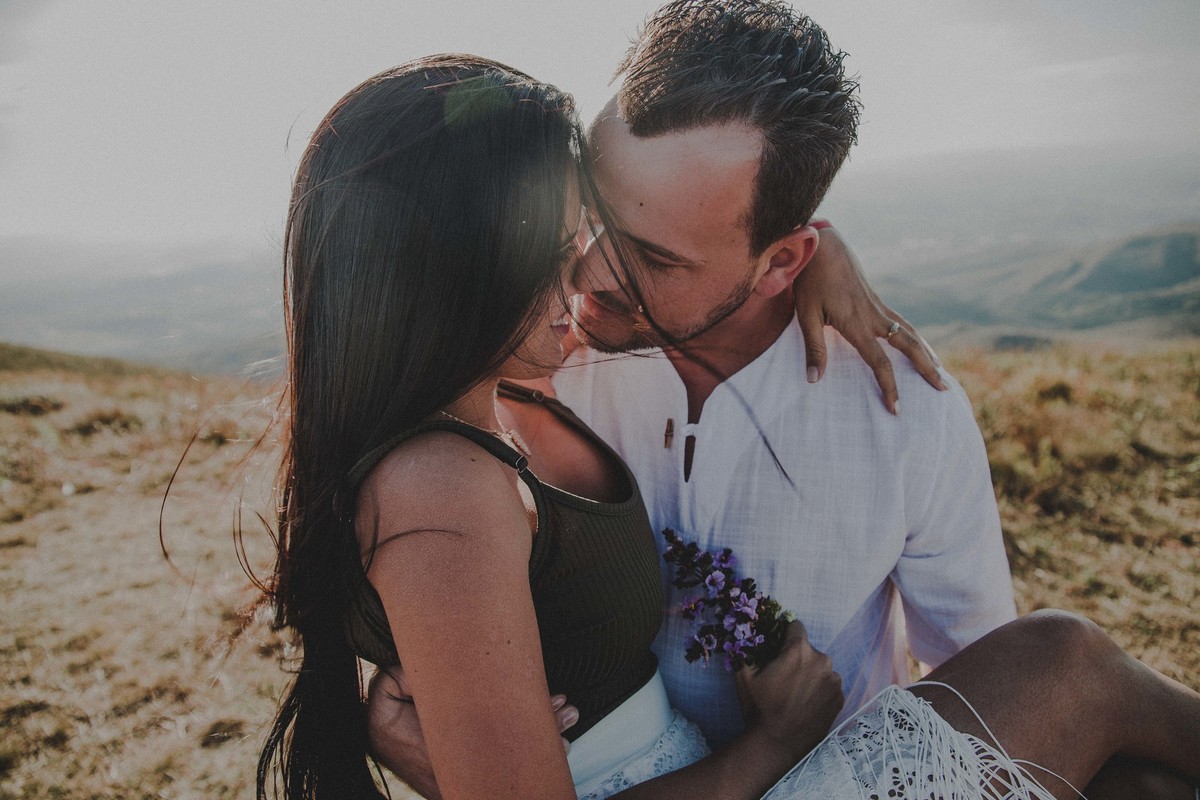 Noivo segurando a noiva no colo durante o pré casamento na serra do rola moça