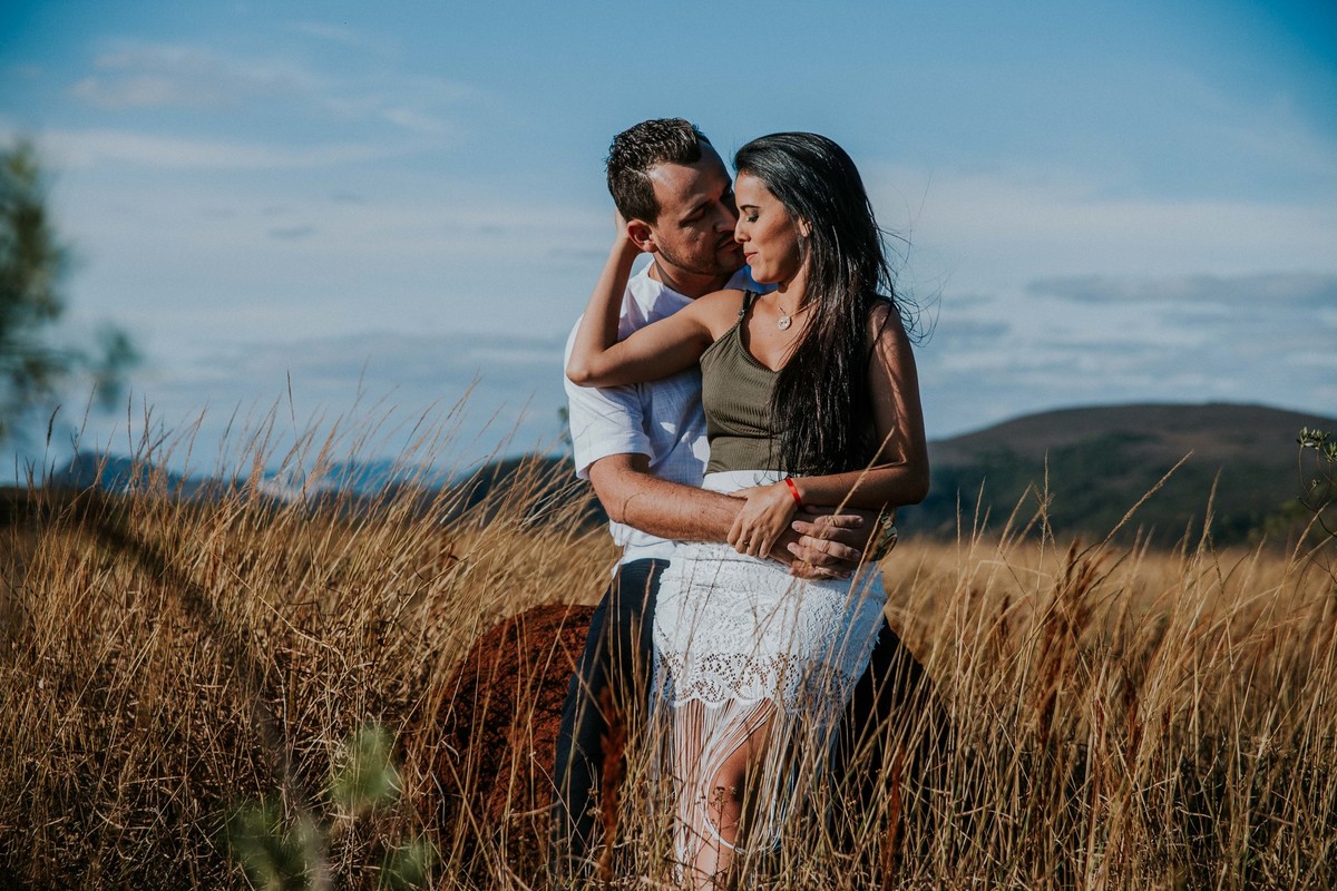 Noivos se olhando em uma foto criativa de pré casamento na serra do rola moça