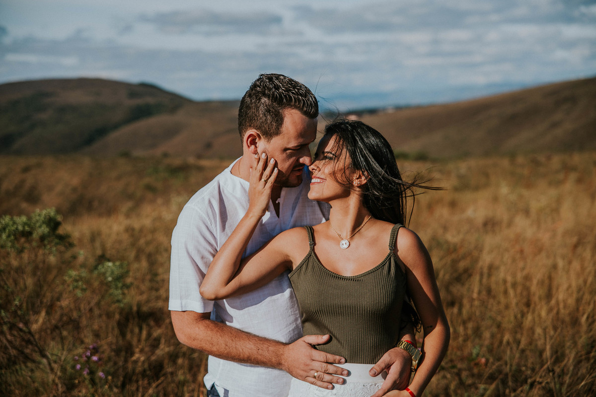 ensaio de pré casamento na serra do rola moça em que os noivos estão sorrindo e olhando um para o outro