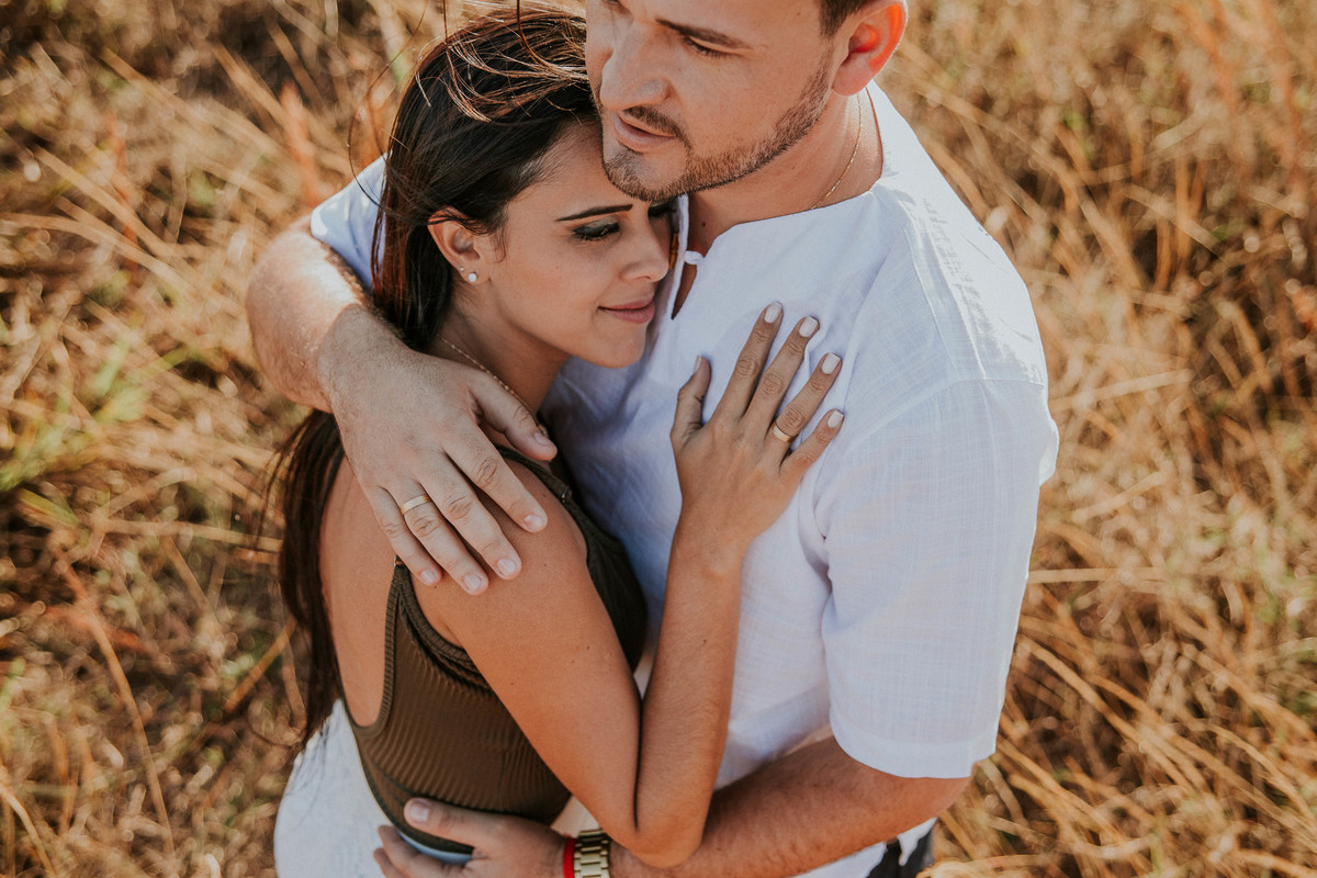 noivos se abraçando e sorrindo em uma foto criativa na serra do rola moça