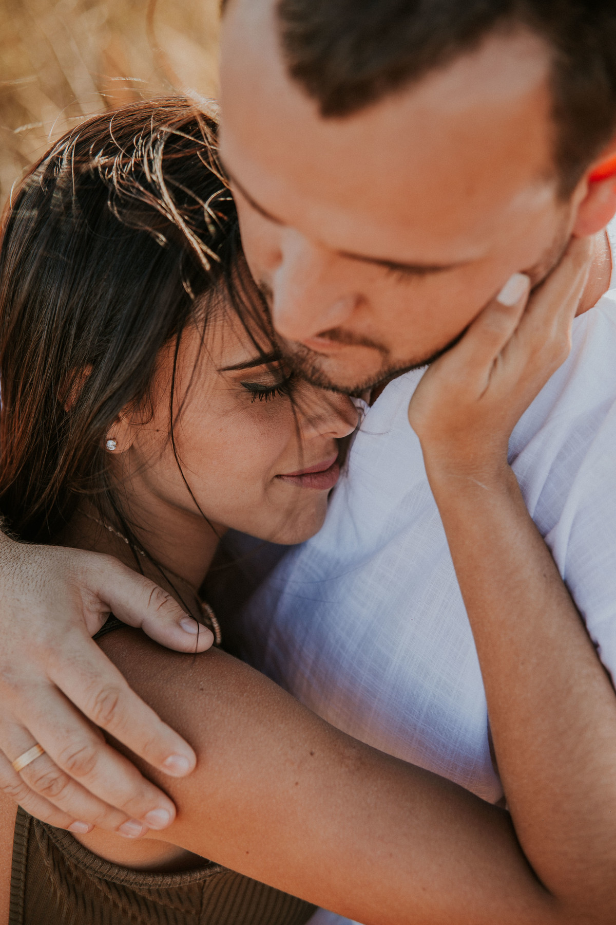 noiva abraçada com o noivo no ensaio de pré casamento na serra do rola moça