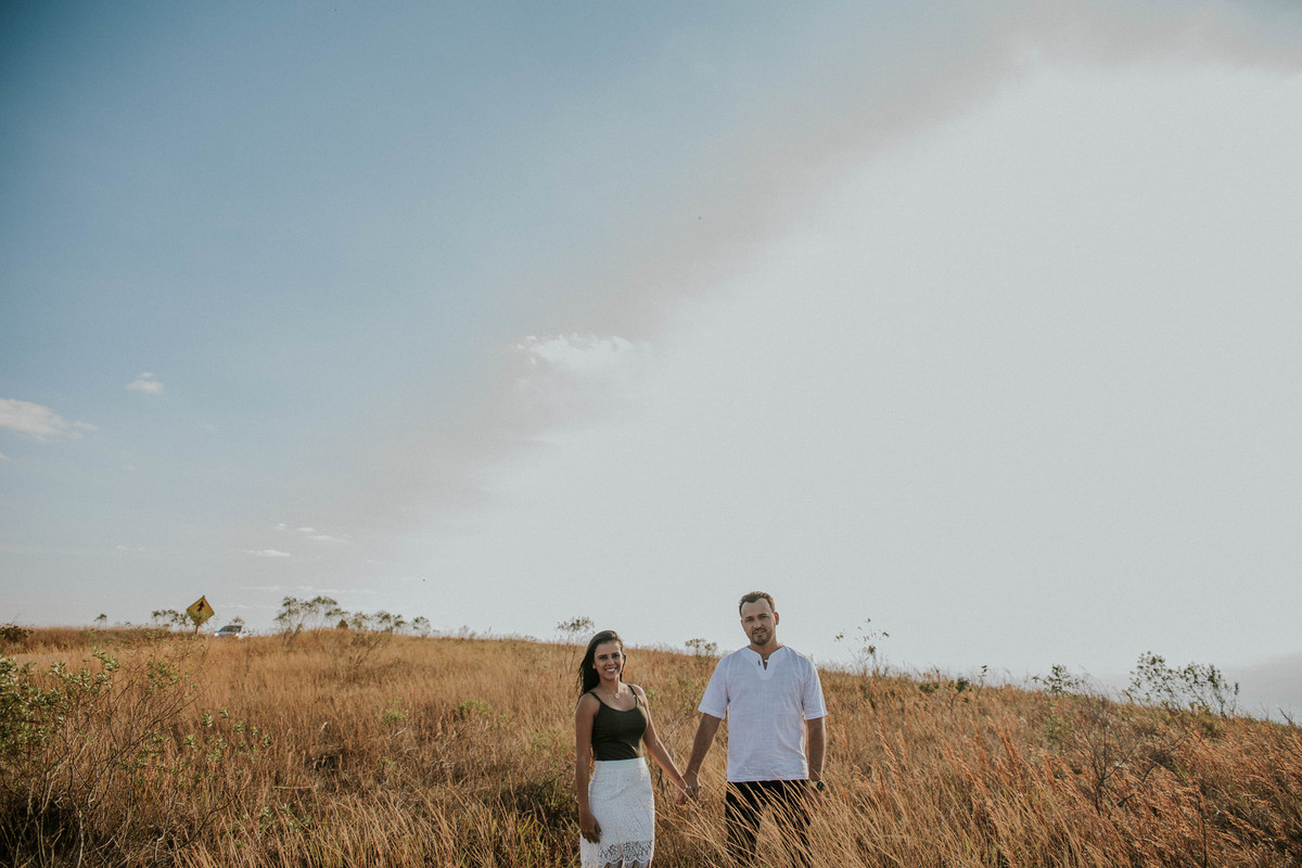 noivos de mãos dadas no por do sol no alto da serra do rola moça