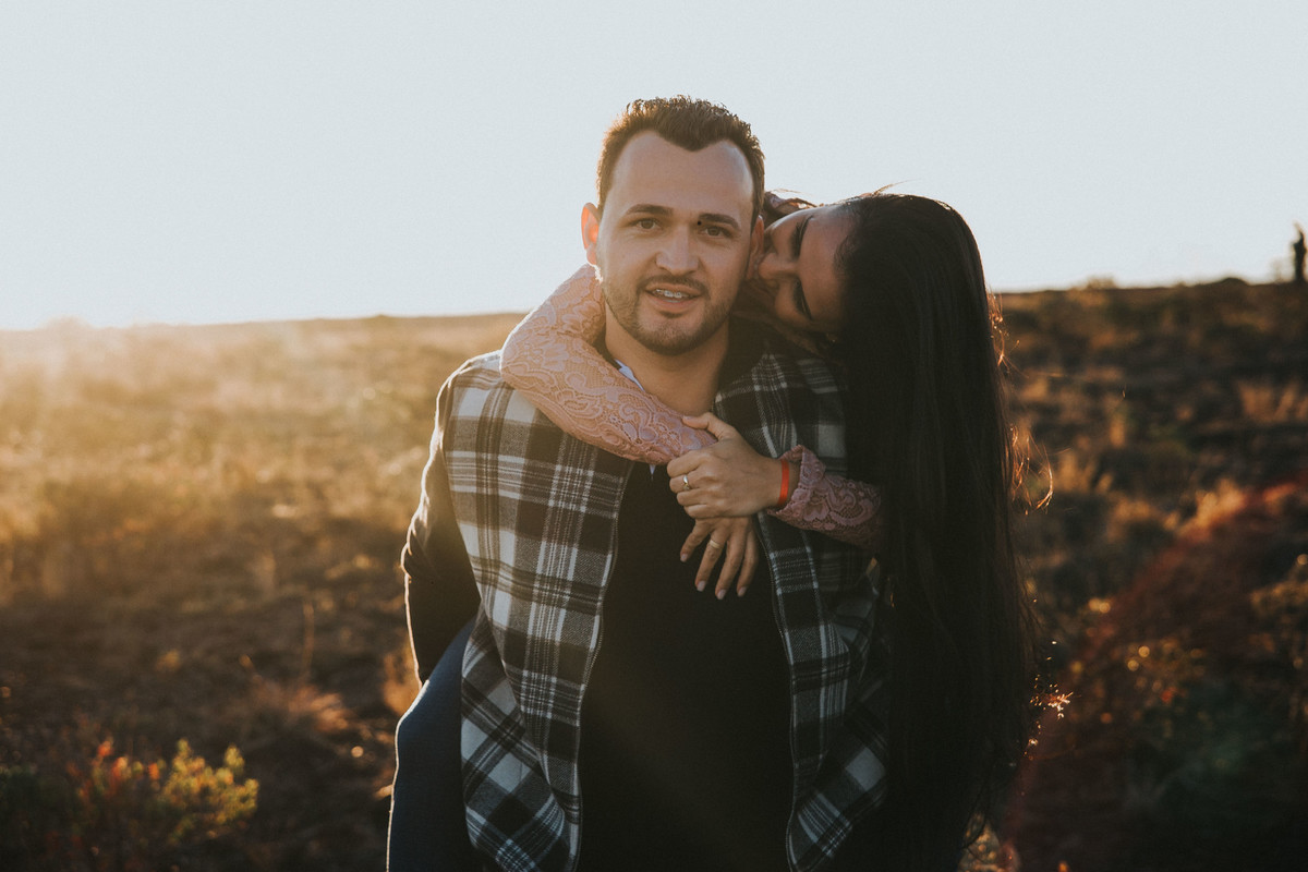 Ensaio de pré casamento no por do sol da serra do rola moça