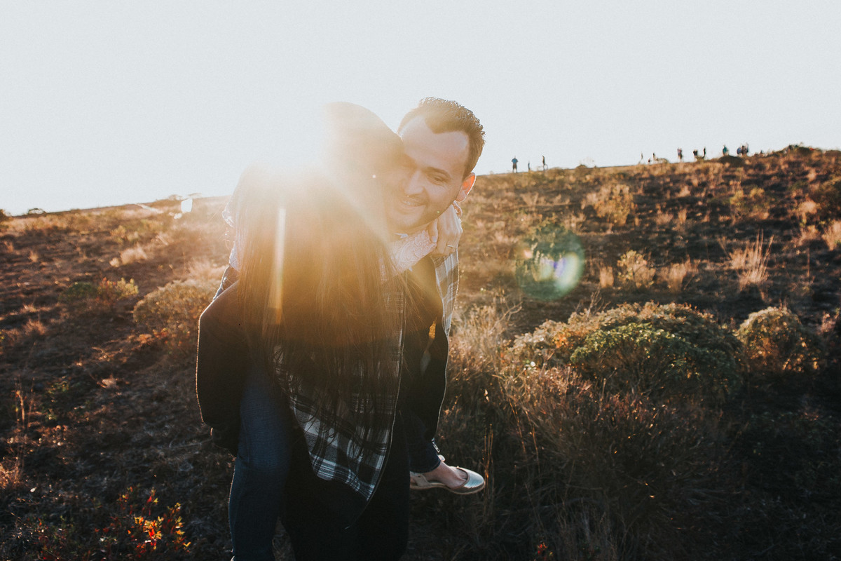 ensaio de pré casamento na serra do rola moça no por do sol em uma foto criativa