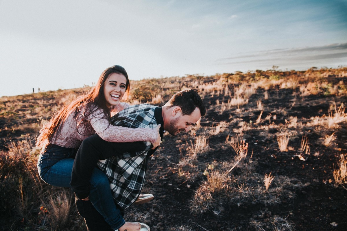 Foto criativa de pré casamento na serra do rola moça em Belo Horizonte