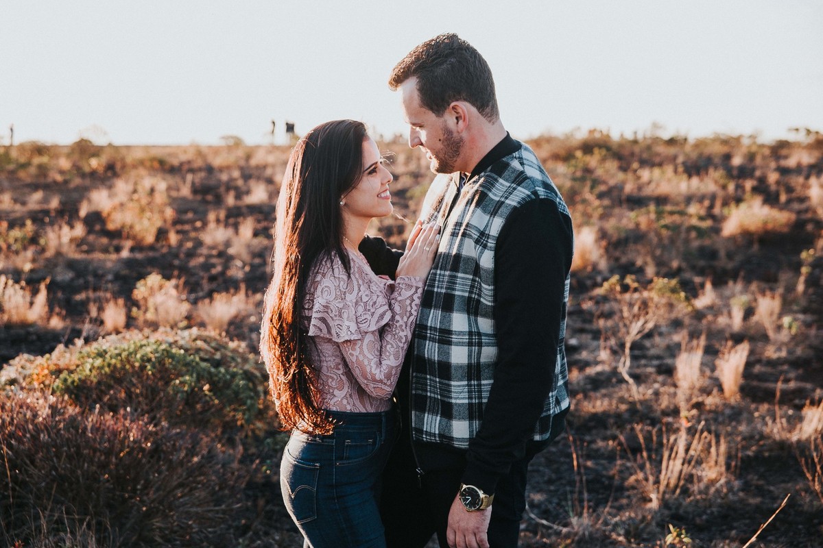 Fotografia de pré casamento na serra do rola moça em que os noivos estão se olhando 