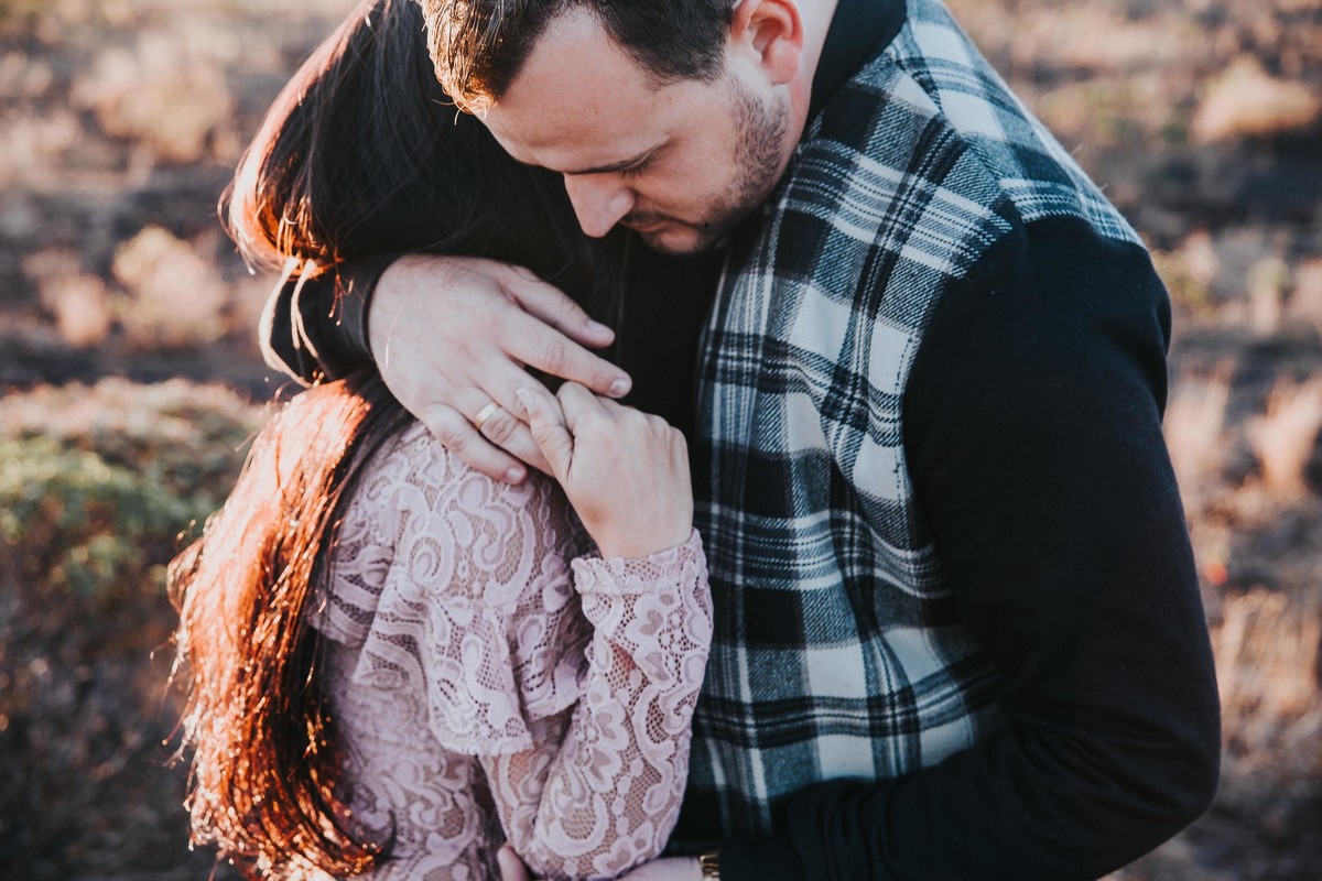 noivos se abraçando durante o ensaio de pré casamento na serra do rola moça em Belo Horizonte