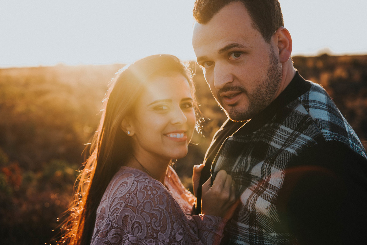 Ensaio de pré casamento na serra do Rola moça no por do sol em uma fotografia de inspiração