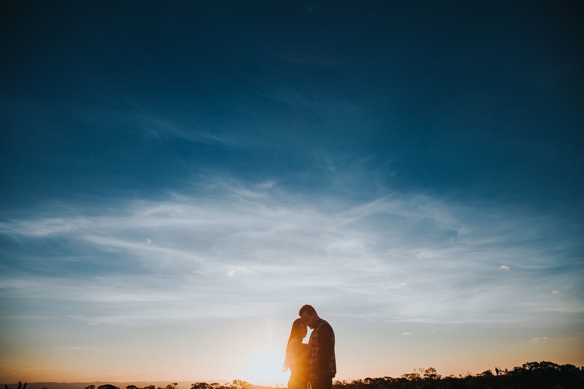 inspiração para fotografia de pré casamento em belo horizonte no por do sol da serra do rola moça