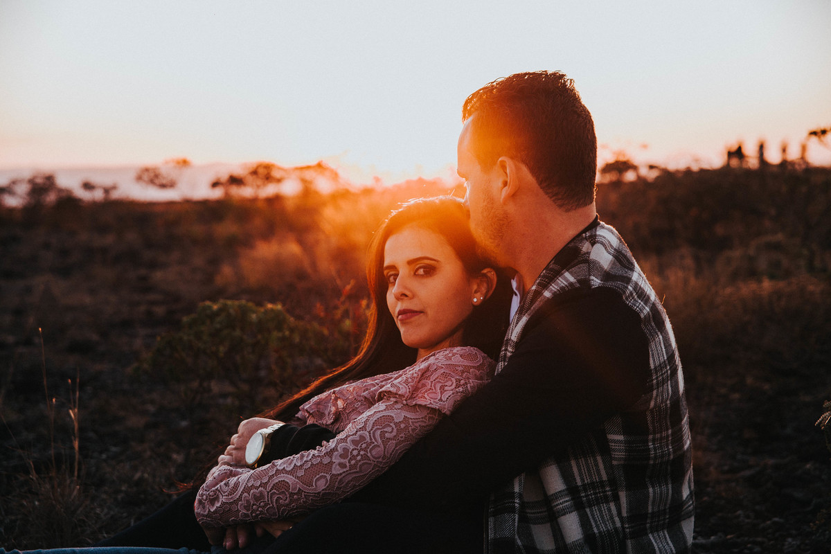 inspiração para fotografia de pré casamento no por do sol na serra do rola moça