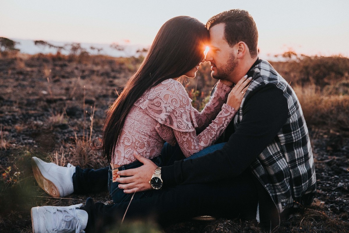 noivos se olhando no por do sol em um pré casamento romântico em belo horizonte