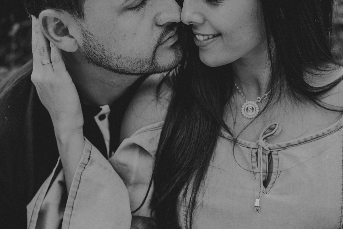Fotografia preto e branca de um pré casamento perfeito