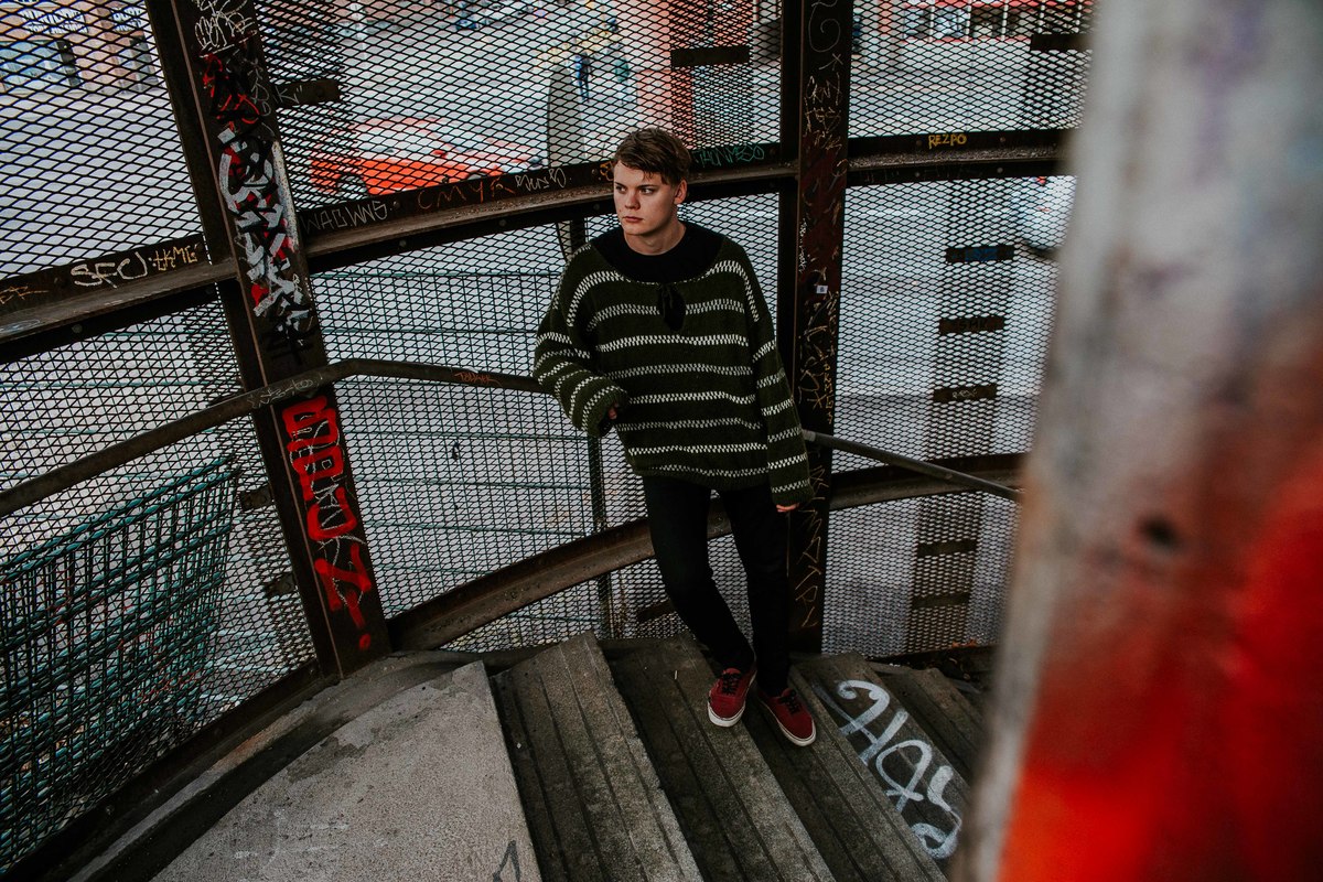 ensaio fotográfico masculino na europa com inspirações de poses e looks para ensaios masculinos.