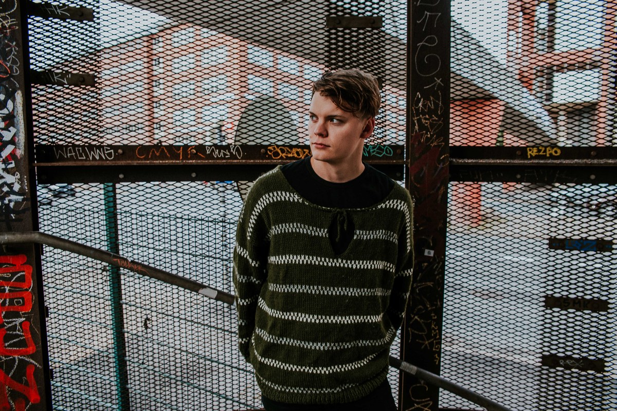 ensaio fotográfico masculino na europa com inspirações de poses e looks para ensaios masculinos.