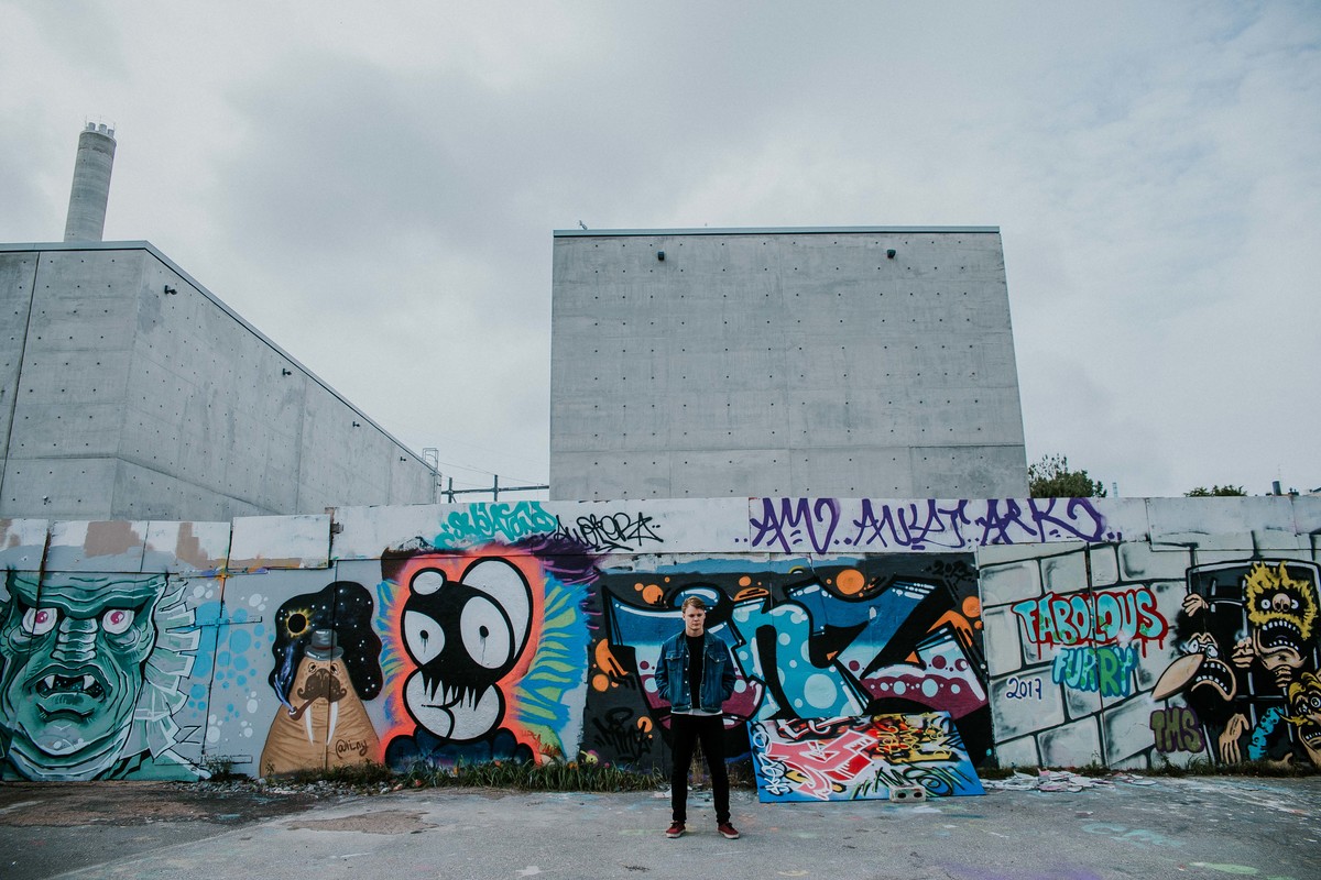 ensaio fotográfico masculino na europa com inspirações de poses e looks para ensaios masculinos.