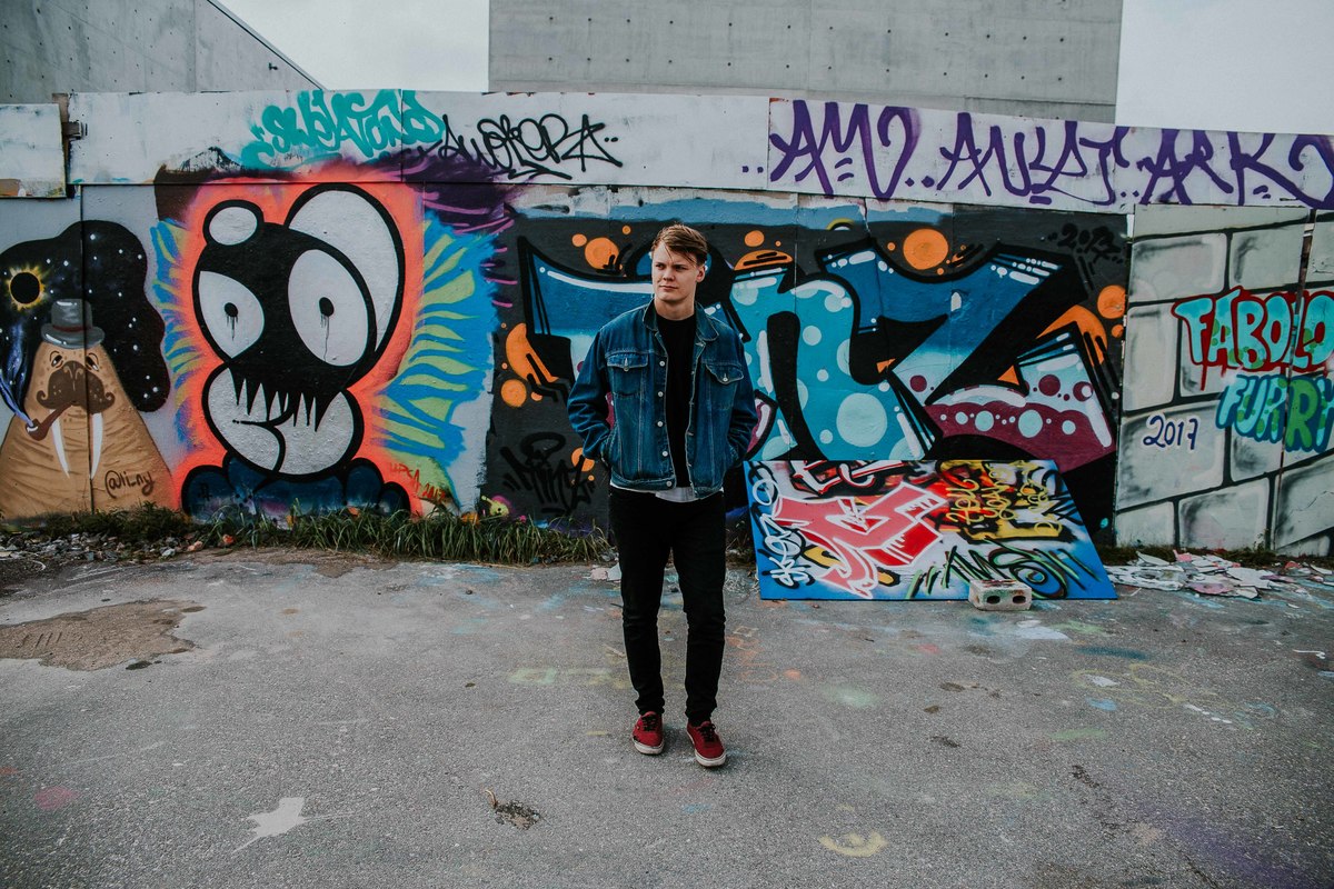 ensaio fotográfico masculino na europa com inspirações de poses e looks para ensaios masculinos.