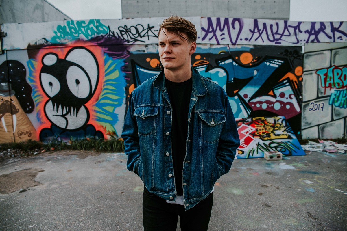 ensaio fotográfico masculino na europa com inspirações de poses e looks para ensaios masculinos.