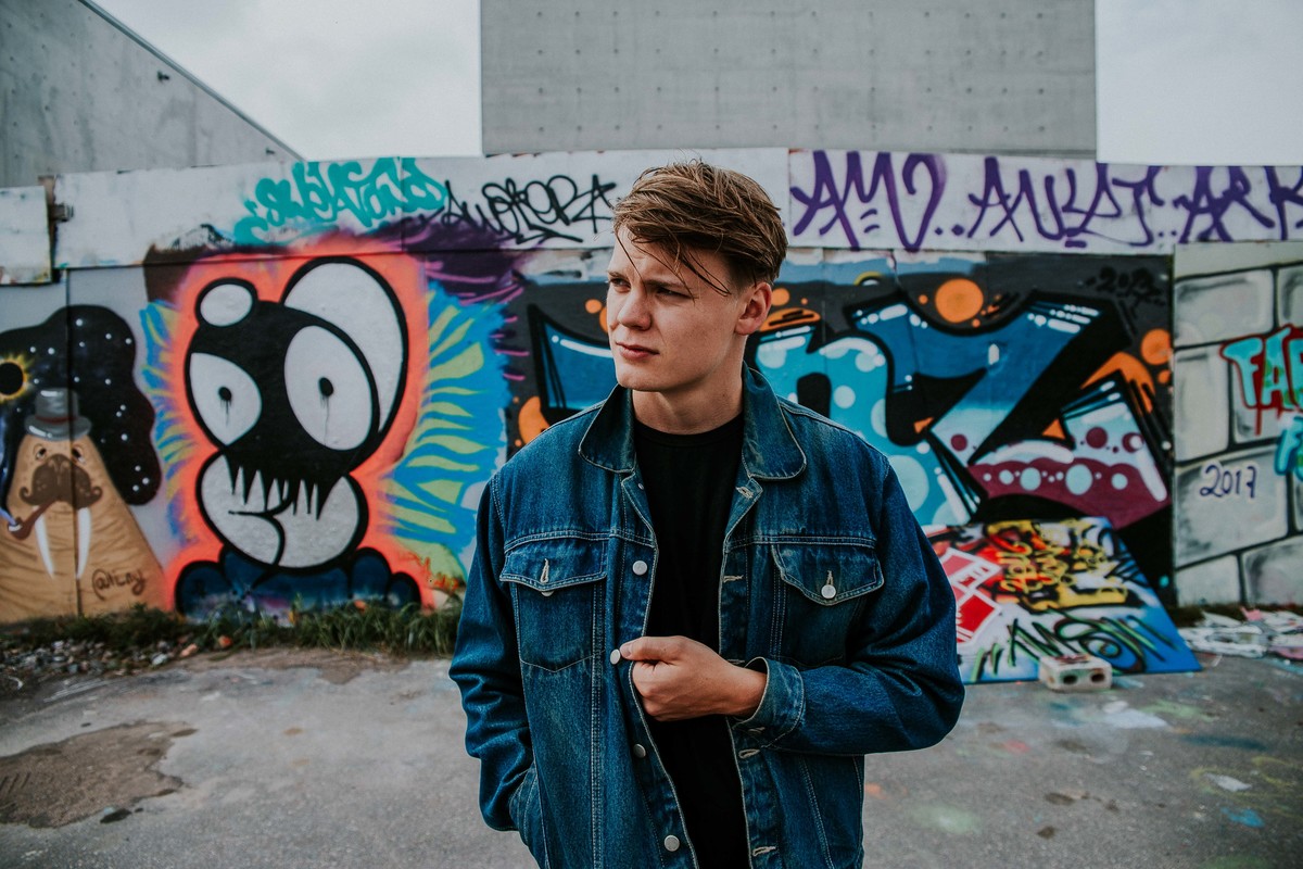 ensaio fotográfico masculino na europa com inspirações de poses e looks para ensaios masculinos.