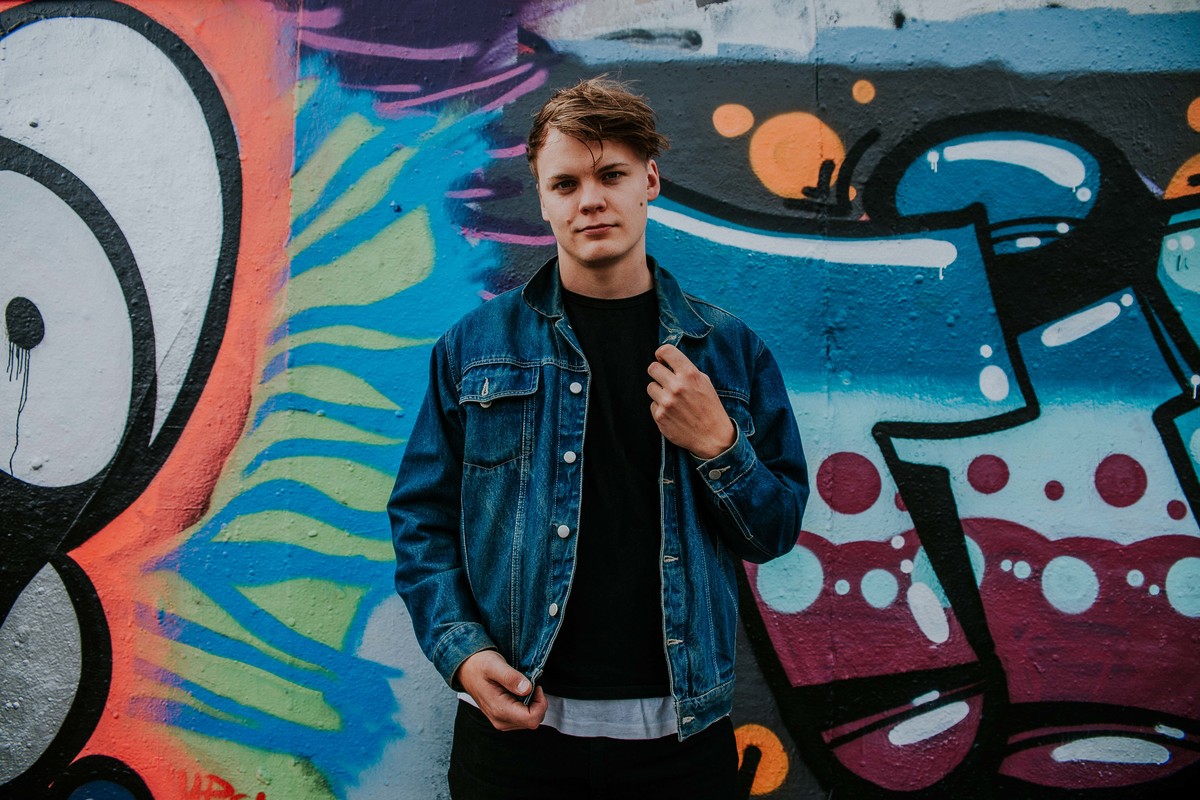 ensaio fotográfico masculino na europa com inspirações de poses e looks para ensaios masculinos.