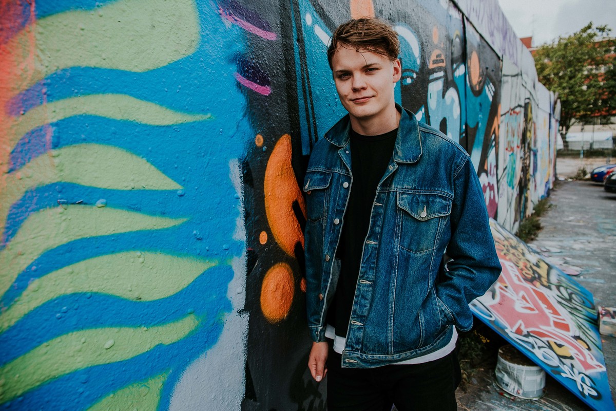 ensaio fotográfico masculino na europa com inspirações de poses e looks para ensaios masculinos.