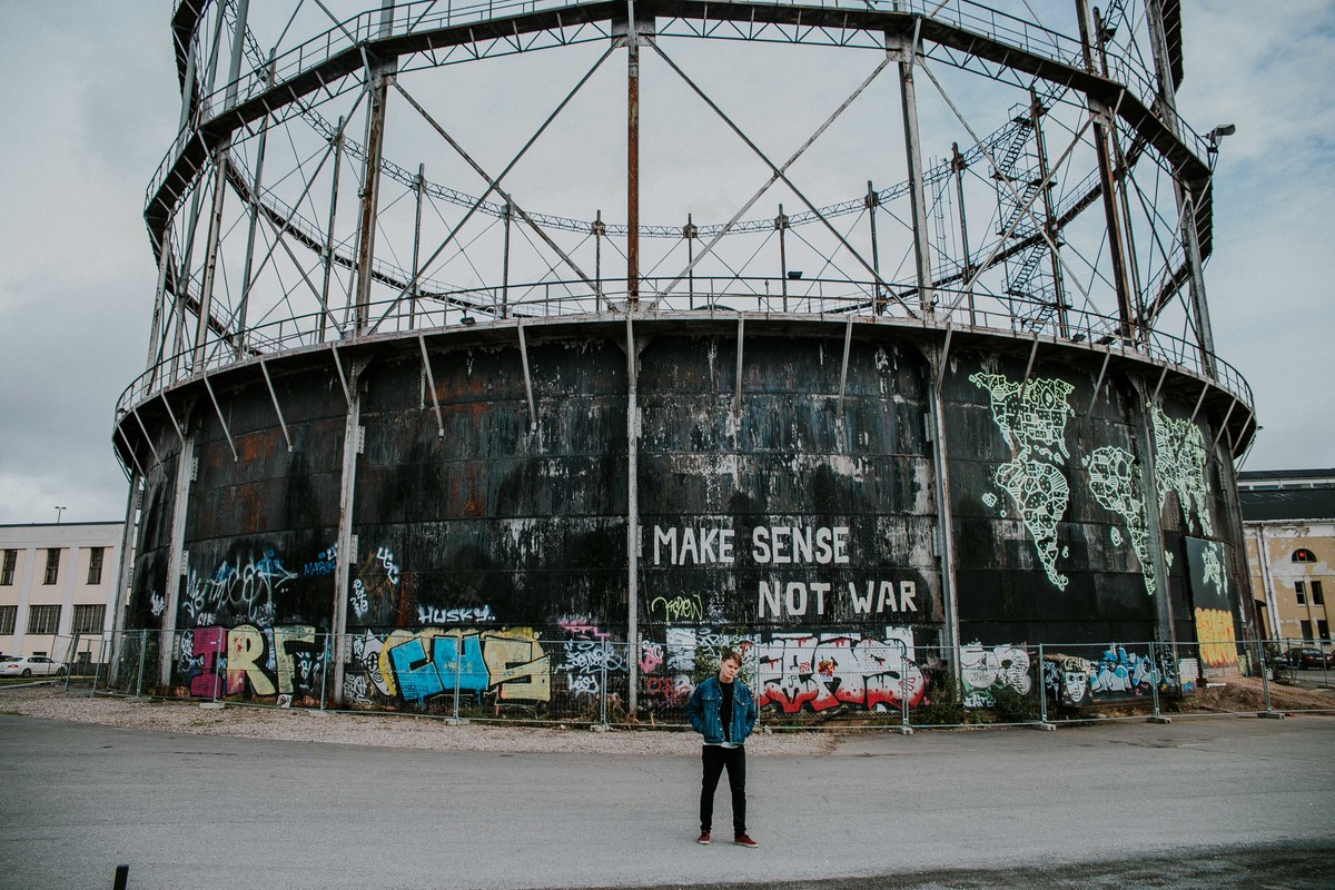 ensaio fotográfico masculino na europa com inspirações de poses e looks para ensaios masculinos.