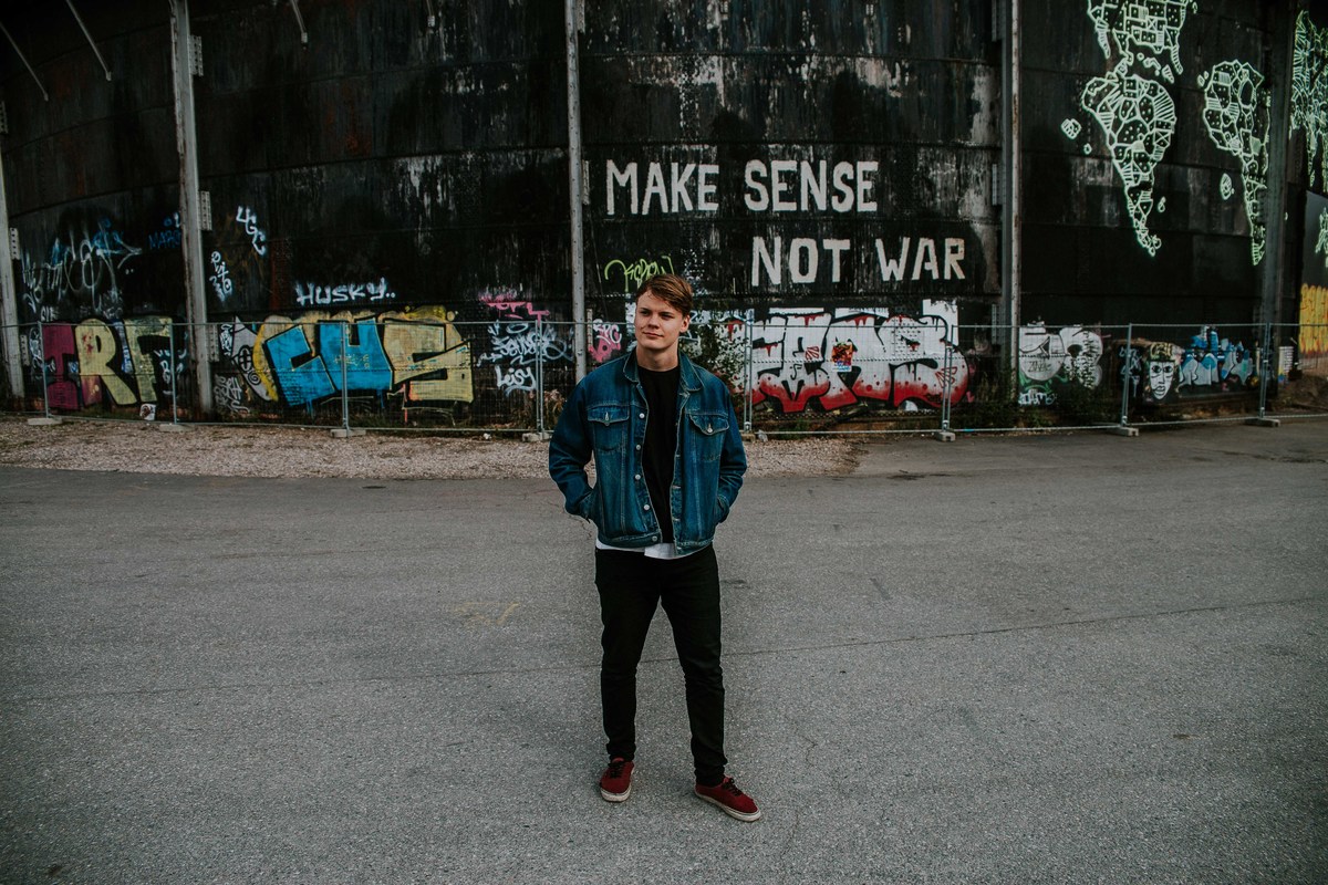 ensaio fotográfico masculino na europa com inspirações de poses e looks para ensaios masculinos.