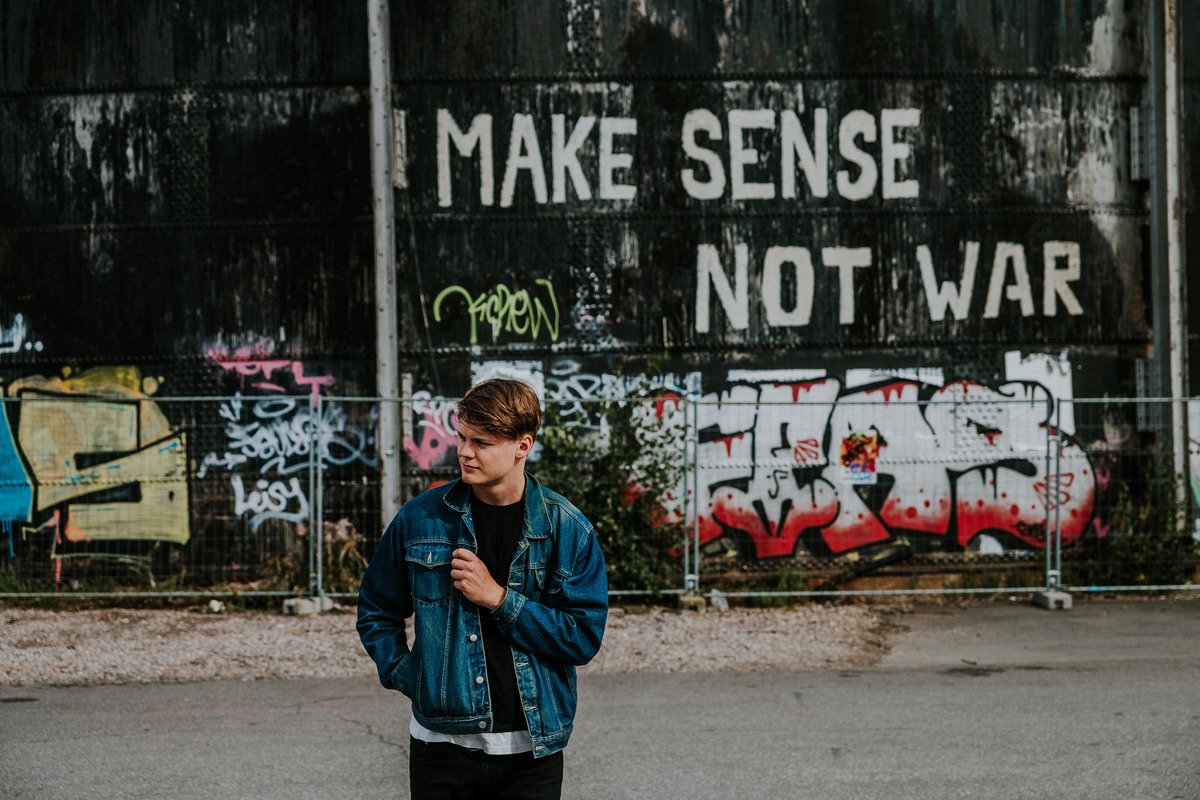 ensaio fotográfico masculino na europa com inspirações de poses e looks para ensaios masculinos.