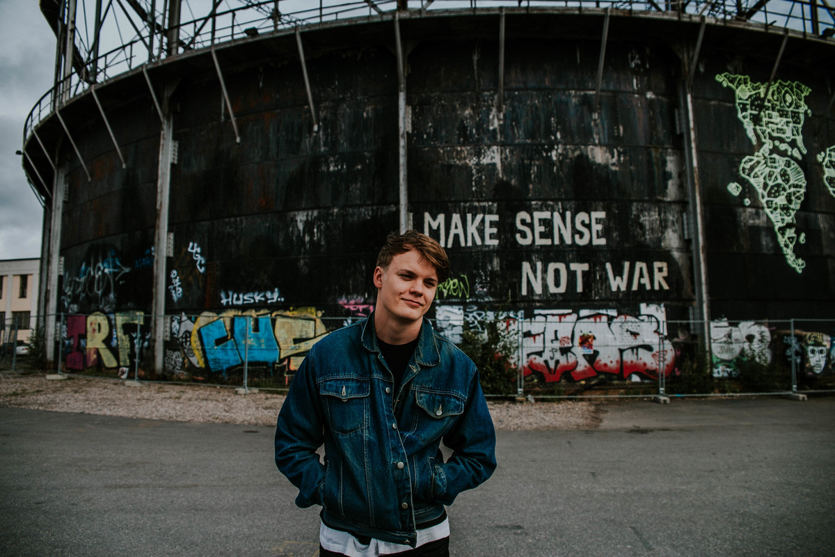 ensaio fotográfico masculino na europa com inspirações de poses e looks para ensaios masculinos.