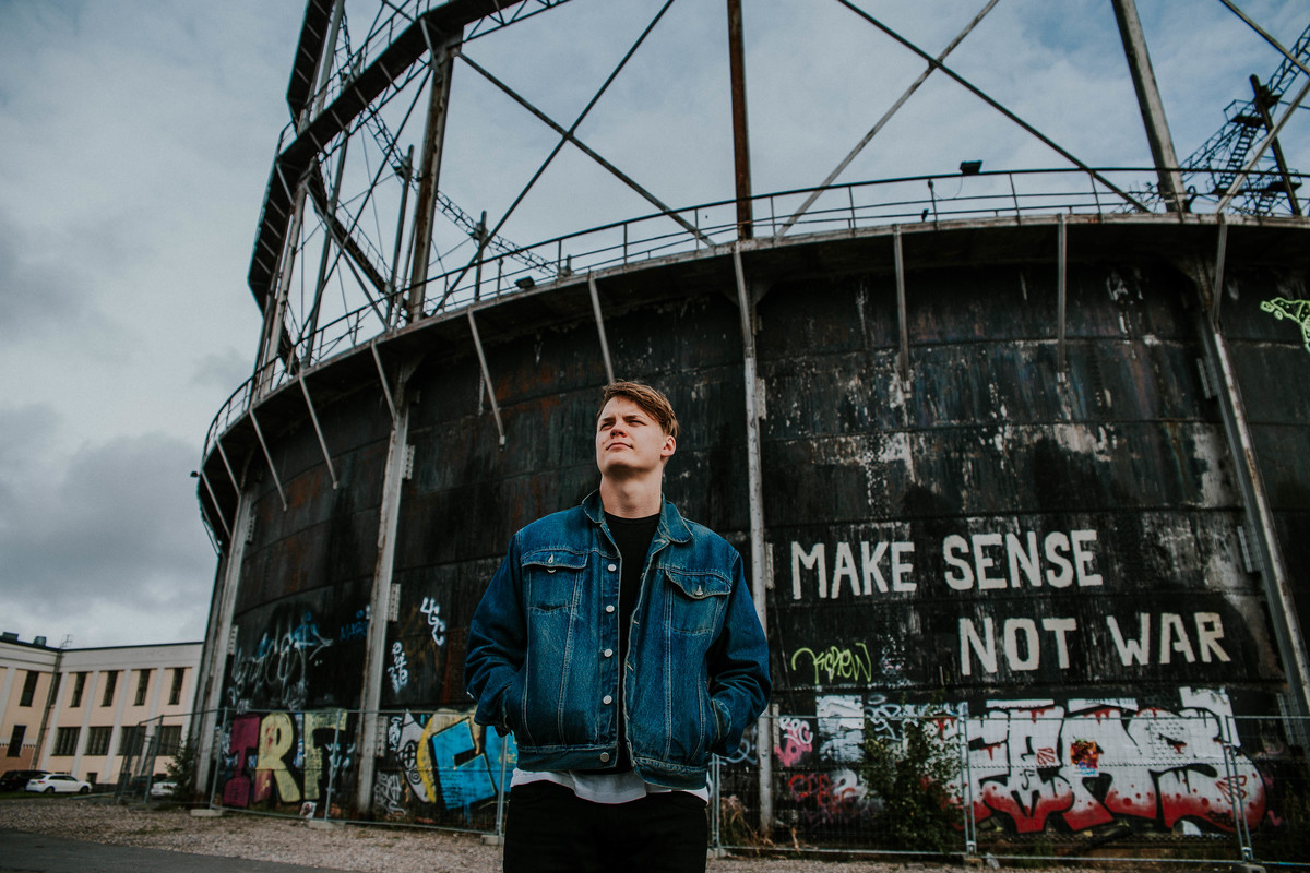 ensaio fotográfico masculino na europa com inspirações de poses e looks para ensaios masculinos.