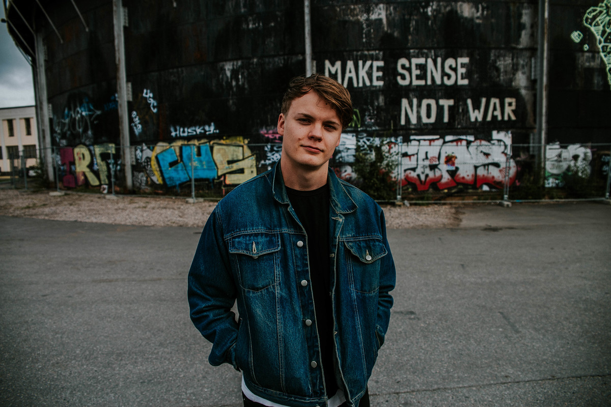 ensaio fotográfico masculino na europa com inspirações de poses e looks para ensaios masculinos.